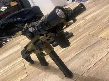 Bild 4 für Battle X PDW lancer tactical te koop met upgrades. Let op! Charging handle spring is kapot, heeft verder geen effect op performance van de gun