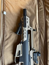 Bild für ICS G33F two tone inclusief magazijn, tracer en reflex sight