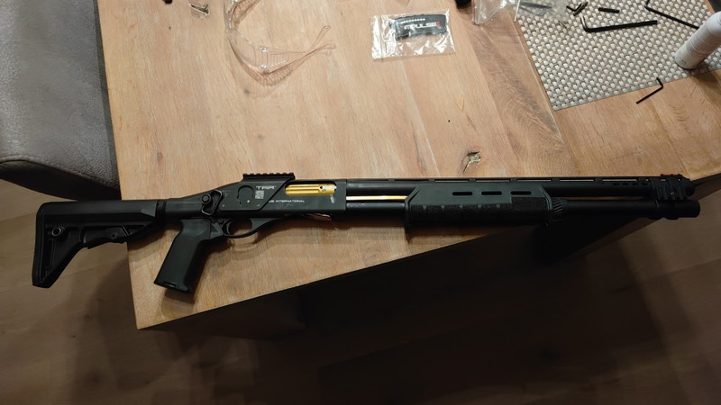 Afbeelding 1 van (Airsoft Baton & APS) SAI CAM870 MkII-J Deluxe Match met 27 shells (Limited Edition)