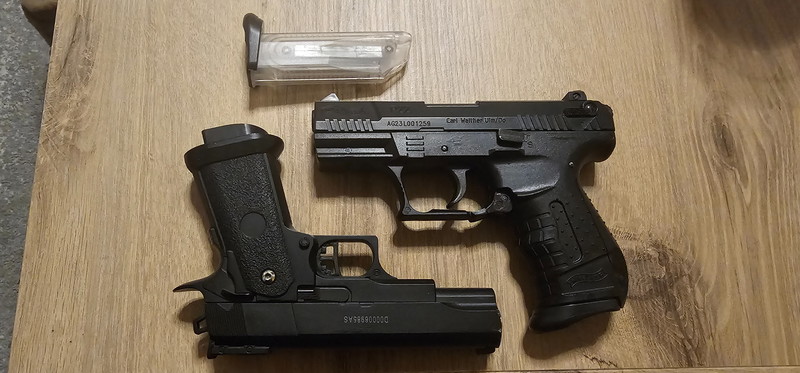 Afbeelding 1 van 2 diverse pistolen.