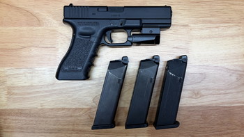 Image 2 for Tokyo Marui Glock 18C + 3 mags en klarus GL1 light