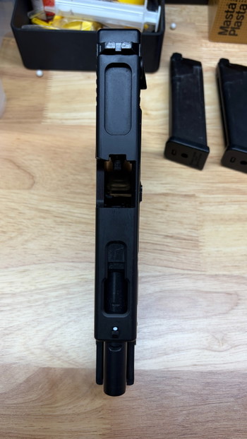 Image 3 for Tokyo Marui Glock 18C + 3 mags en klarus GL1 light