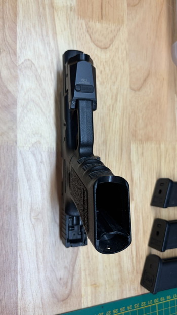 Image 4 for Tokyo Marui Glock 18C + 3 mags en klarus GL1 light