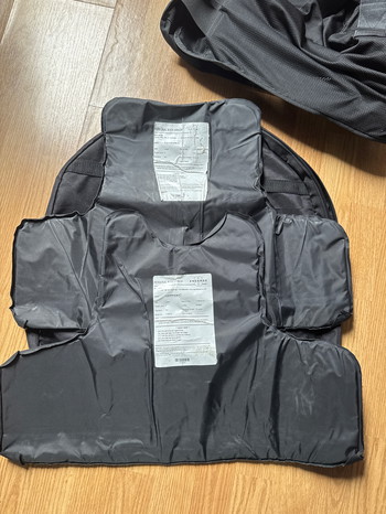 Bild 2 für Hierbij biedt ik mijn beide steek en kogelwerende vest aan