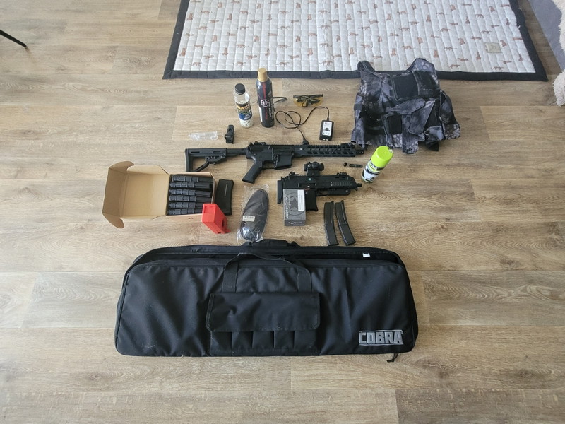 Afbeelding 1 van Hele set m4 AEG, 6 magazijnen, vector red dot,  mp7 GBB TM met tracer en 2 magazijnen, speedloader en vest