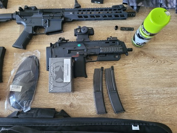 Afbeelding 2 van Hele set m4 AEG, 6 magazijnen, vector red dot,  mp7 GBB TM met tracer en 2 magazijnen, speedloader en vest