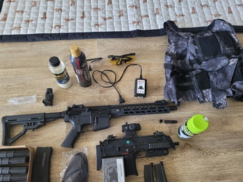 Afbeelding 3 van Hele set m4 AEG, 6 magazijnen, vector red dot,  mp7 GBB TM met tracer en 2 magazijnen, speedloader en vest