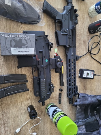 Afbeelding 4 van Hele set m4 AEG, 6 magazijnen, vector red dot,  mp7 GBB TM met tracer en 2 magazijnen, speedloader en vest