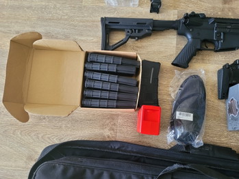 Afbeelding 5 van Hele set m4 AEG, 6 magazijnen, vector red dot,  mp7 GBB TM met tracer en 2 magazijnen, speedloader en vest