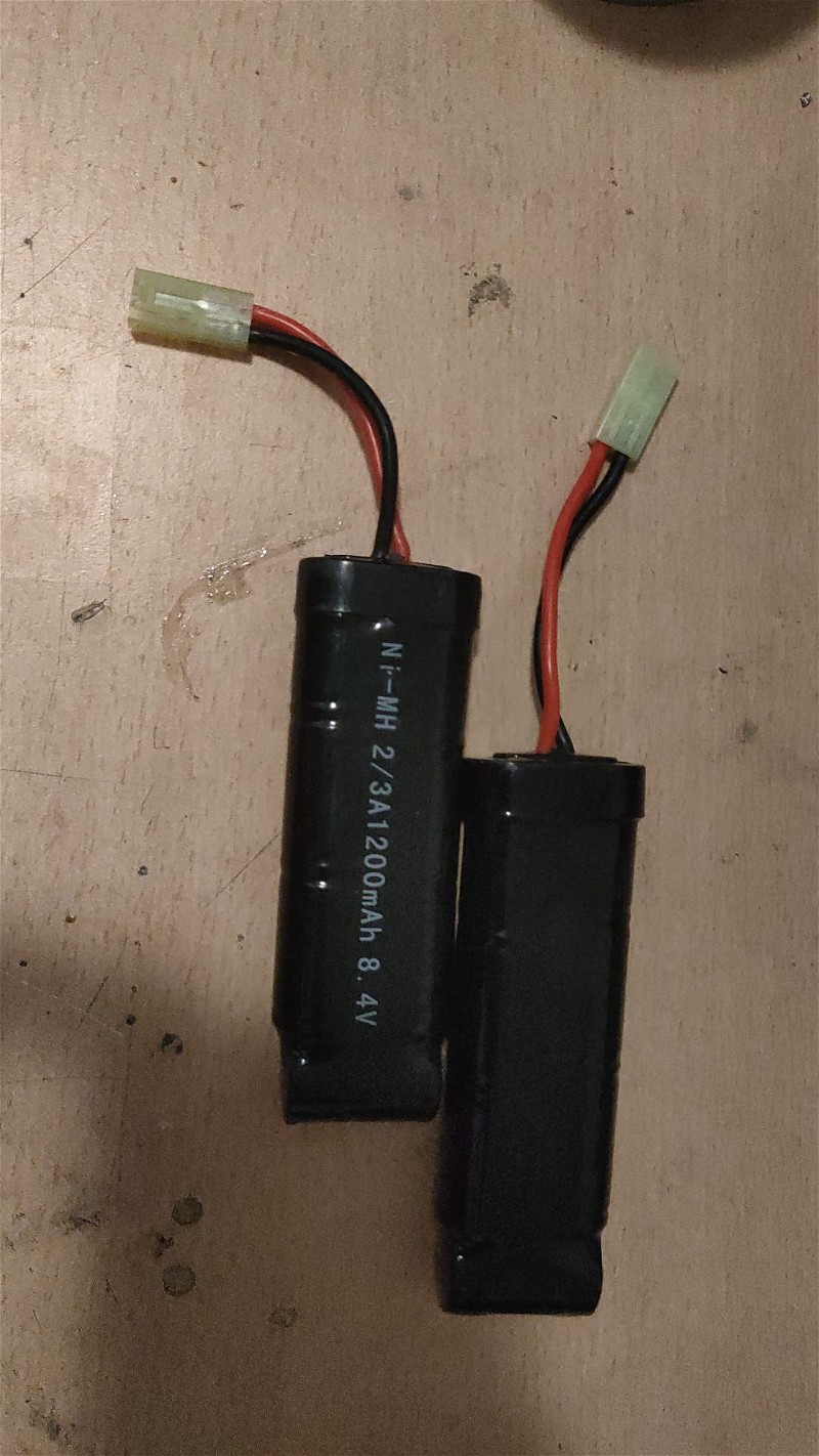 Afbeelding 1 van 2 gloednieuwe ni-mh batterijen + oplader