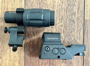 Afbeelding 2 van Vector Optics reddot en magnifier met flip mount