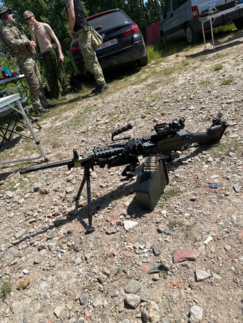 Afbeelding 2 van M249 met 3 box mags