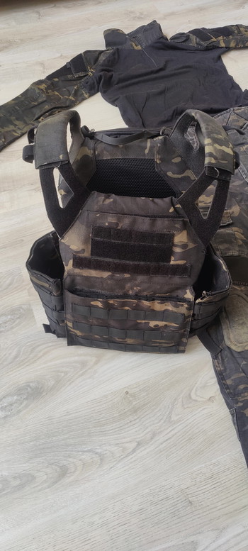 Bild 2 für Multicam black outfit + plate carrier en helm cover