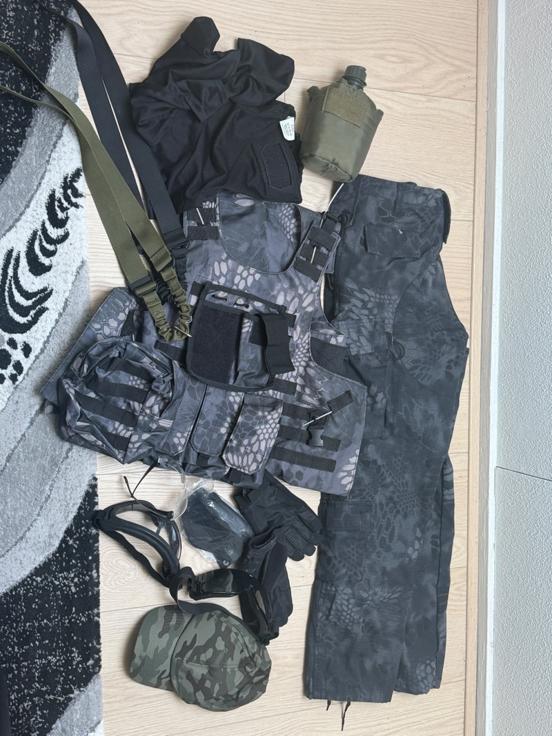 Image 1 for Kleding, bril, masker en wat dingen op de foto
