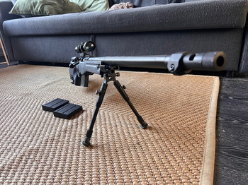 Image 4 pour We l96 + 3 spare magazines + scope and mount