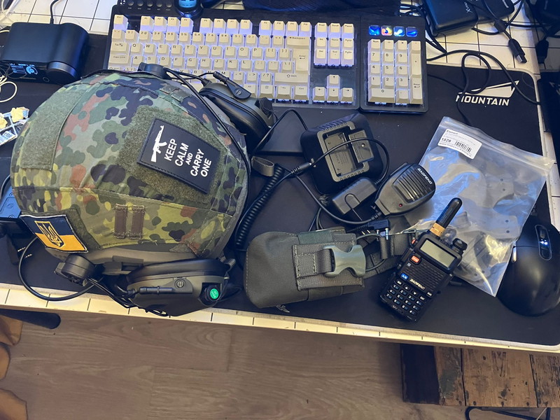 Image 1 for Helm + Earmor + Boafeng + PTT + accessoires