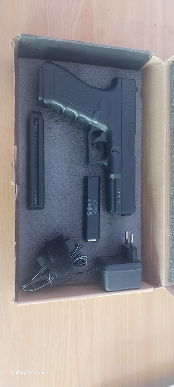 Afbeelding 2 van Pistola de airsoft electrica Glock 18 de la marca Cyma en su caja original + 2 cargadores de 90 bbs nuevos