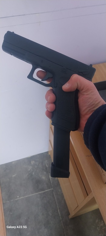 Afbeelding 3 van Pistola de airsoft electrica Glock 18 de la marca Cyma en su caja original + 2 cargadores de 90 bbs nuevos
