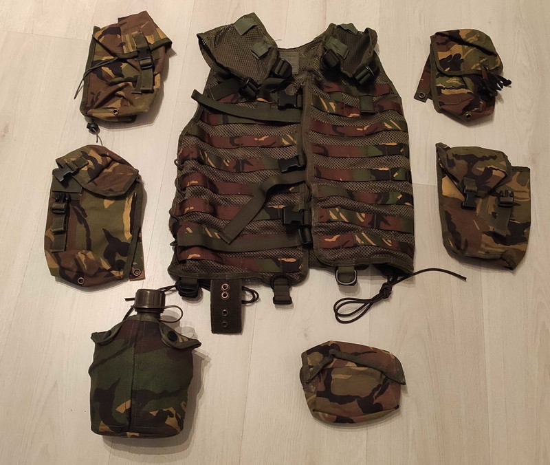 Afbeelding 1 van Tactical vest met pouches en veldfles