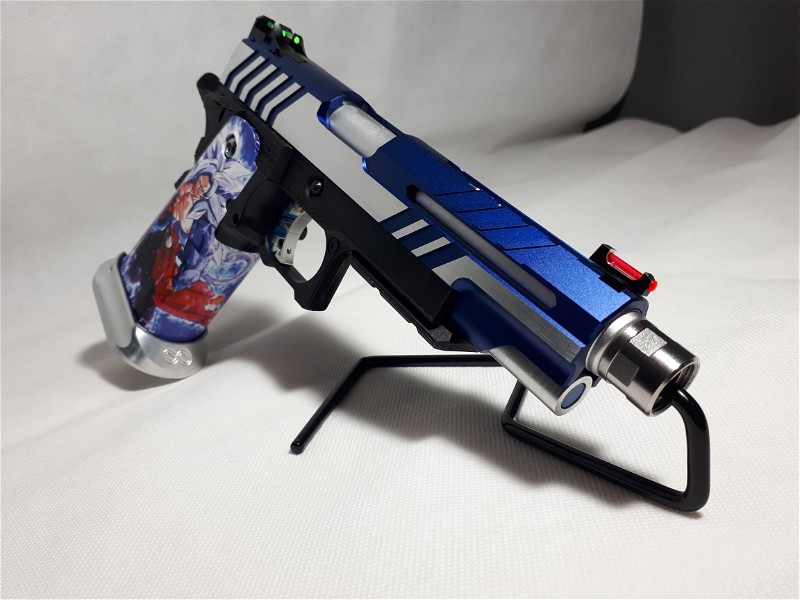 Afbeelding 1 van Custom HI-CAPA 5.1 BB Pistol - Blauw/Zilver cowcow grip sticker