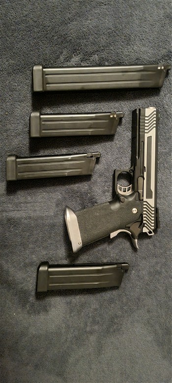 Image 2 for Hi capa 5.1 + 3 mags + 1 exstanded mag + holster + koffer