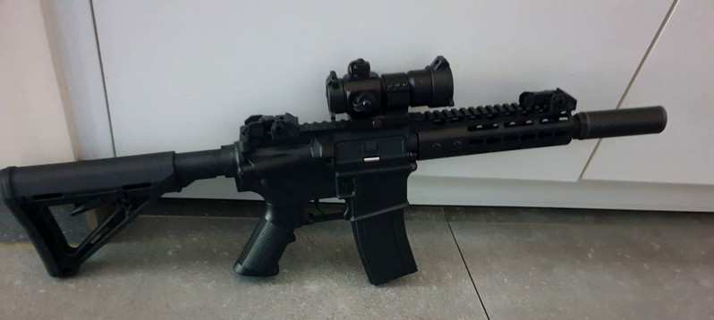 Afbeelding 1 van M4 KeyMod CQB 7 inch ( new in the box ) with other stock en red dot