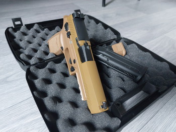 Image 2 for Sig Sauer M17 Tan GBB met extra magazijn en hardcase