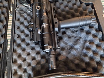 Imagen 3 de Cybergun Scar SC AEG plus 2x koffer, accu, 4 mags en red dot