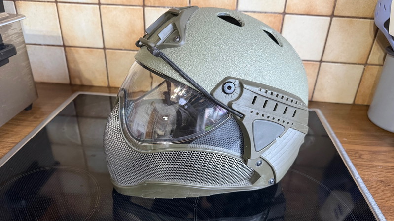 Imagen 1 de WARQ HELM OLIJFGROEN