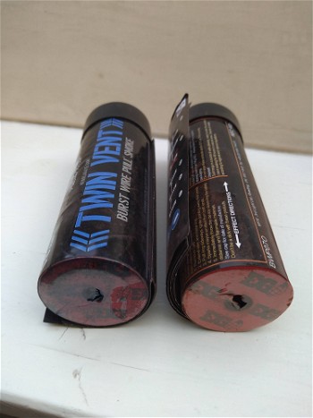 Afbeelding 3 van EnolaGay Twin Vent Smoke Grenade 2st.