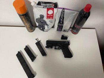 Imagen 2 de Glock 18C, Extended Mag, 2x Gas, Laser, Red Dot, Bbs, BB Loader