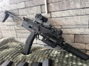 Image for VFC mp7 V2 met accesoires, upgrades en 5 mags, gescheurde backplate