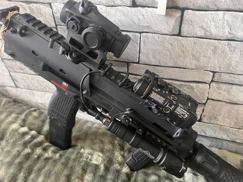 Imagen 4 de VFC mp7 met assesoires, upgrades en 5 mags, gescheurde backplate