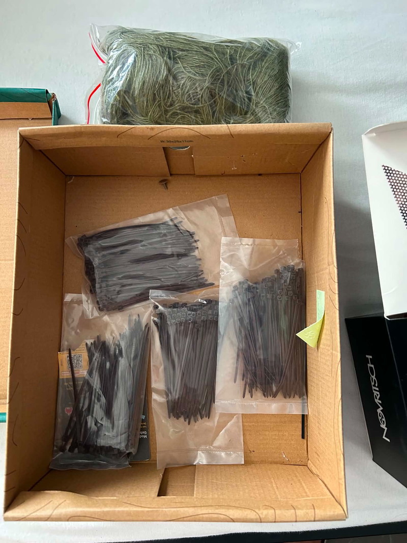 Image 1 for Ghilie suit/ leaf suit met extra toebehoren.
