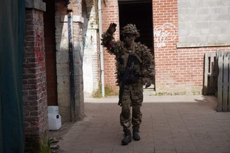 Image for Novritch multicam kleding, vest, belt, ghillie keep, hoedje en gezichtsbescherming.