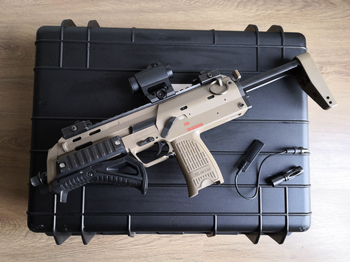 Afbeelding 4 van Tokyo Marui MP7 GBB | complete set | custom rail