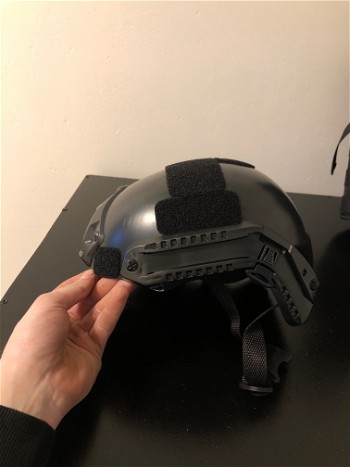 Afbeelding 2 van Zwarte fast helm