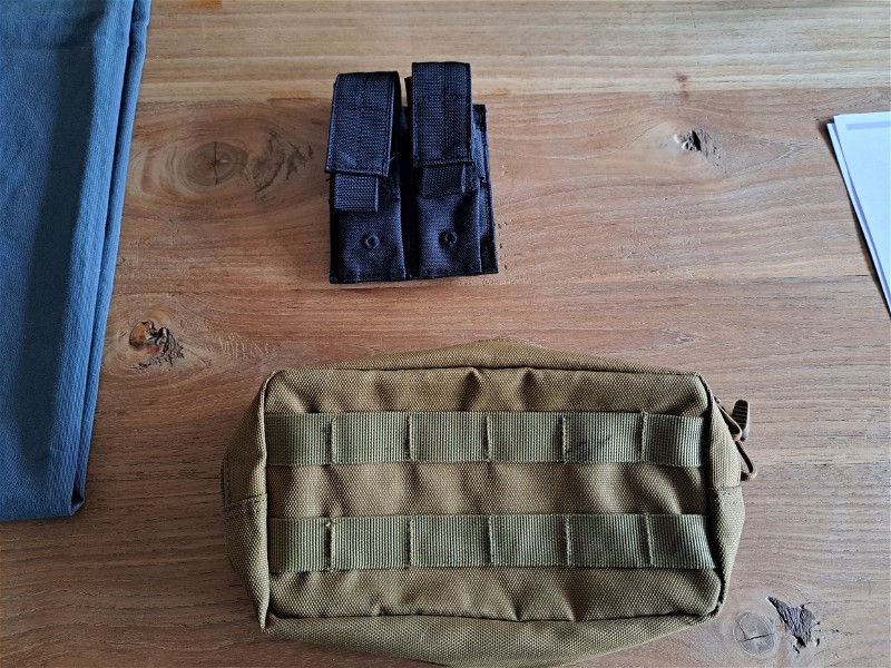 Image 1 for Double pistol mag Pouch dark & Universal Pouch tan