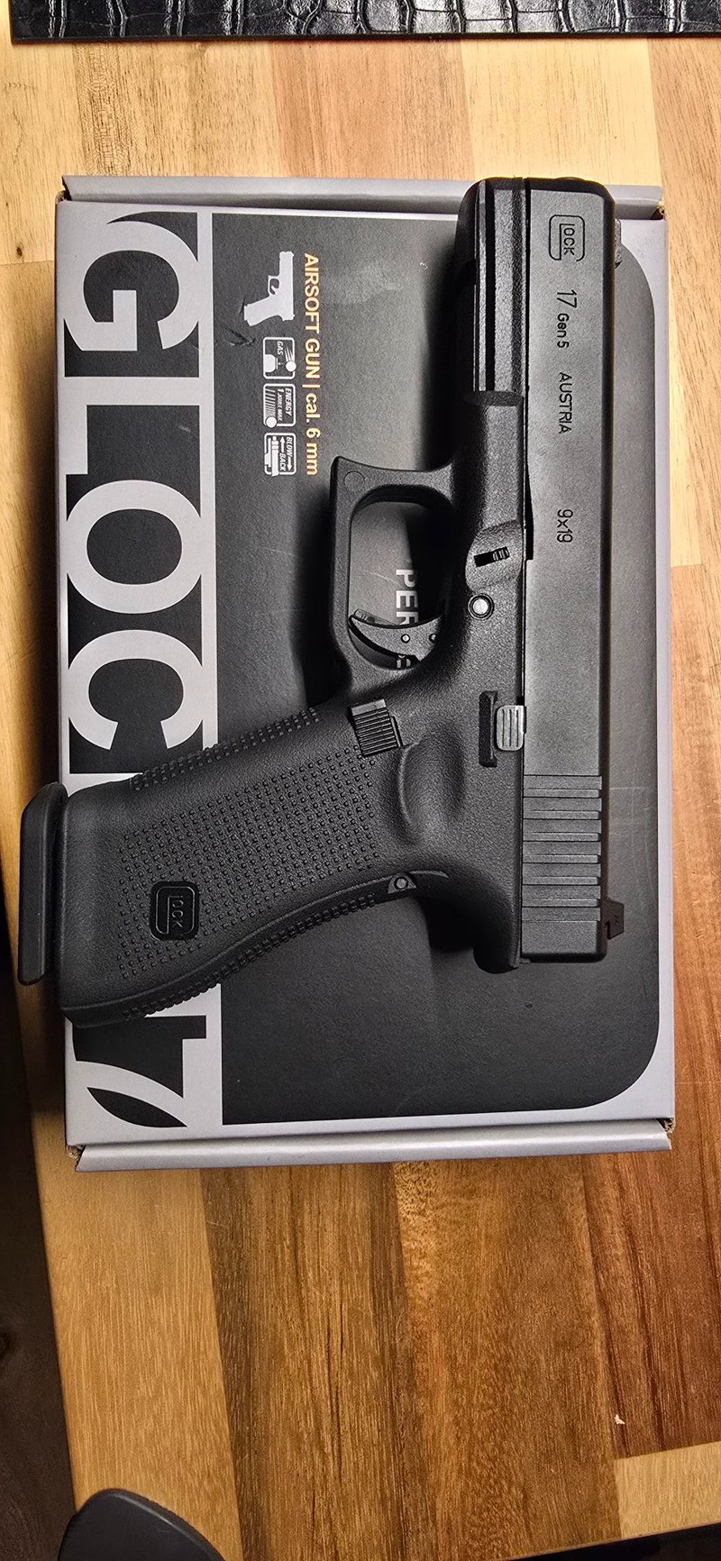 Imagen 1 de Glock 17 Gen 5 + 2 dozen Tracer BB's .25 gram