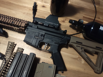 Bild 2 für Complete Tippmann M4 (HPA/Blowback) carbine set met Daniel defense style block II rails. 2x HPA tank+Microline en vele extra's