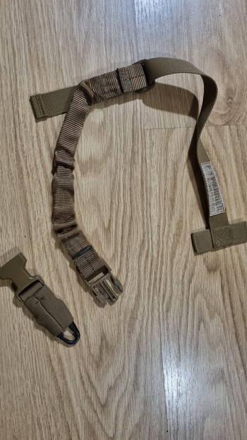 Afbeelding 2 van Warrior Assault Systeem MOLLE Quick Release Sling HK Hook (COYOTE TAN)