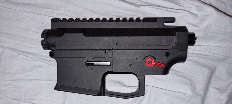 Afbeelding 1 van Retroarms M4 Receiver met rode accenten