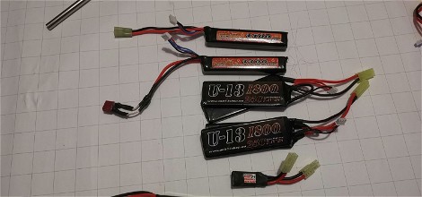 Afbeelding van 5 lipo baterijen en een mossfet