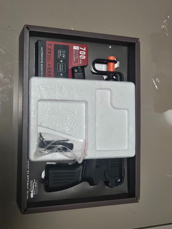 Afbeelding 2 van Submachine V61 Scorpion Airsoft eléctrica + batería, cargador y accesorios