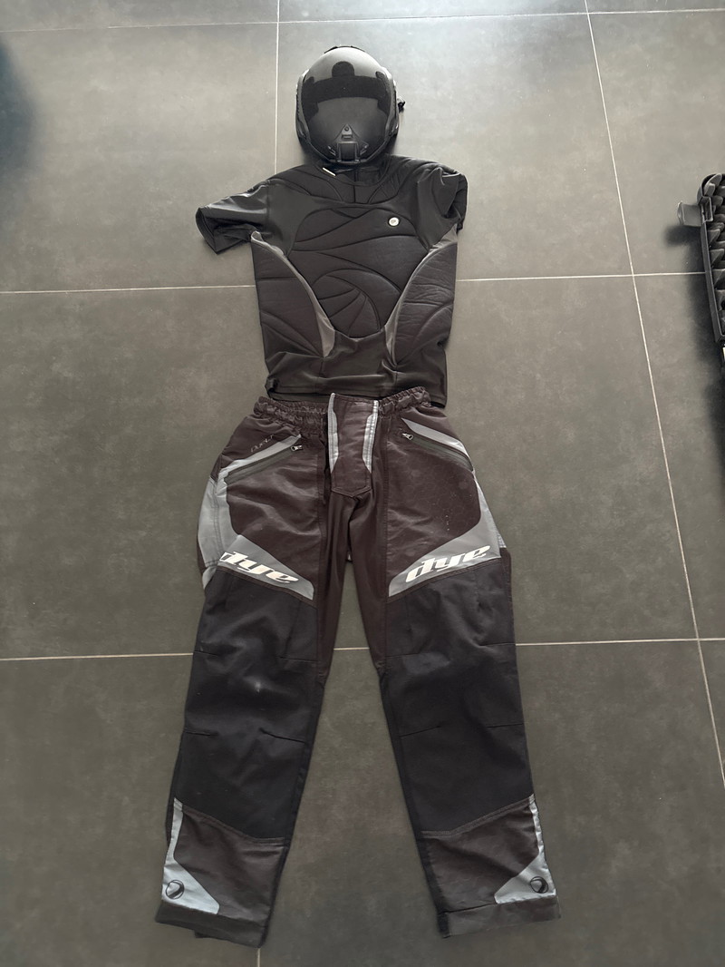 Image 1 pour Helm + Dye broek, body protector