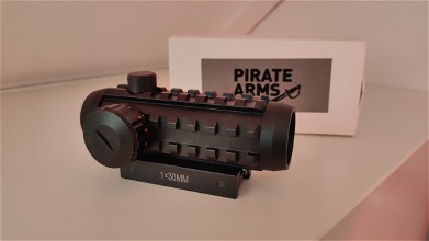 Afbeelding van Red Dot Pirate Arms