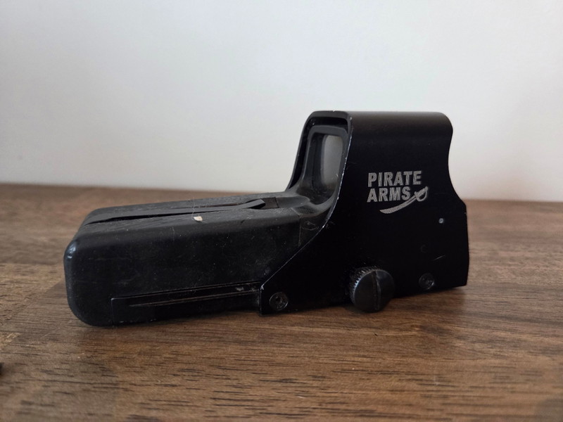 Afbeelding 1 van Airsoft Pirate Arms holosight red dot sight - defect led