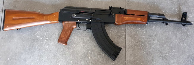 Image pour AK 47 MET 2 MAGS EN UPGRADES echt hout  ( mag weg tegen elk aannemelijk bod)