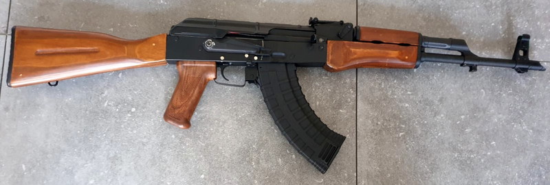 Image 1 for AK 47 MET 2 MAGS EN UPGRADES echt hout  ( mag weg tegen elk aannemelijk bod)