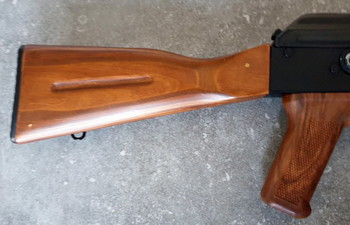 Image 4 for AK 47 MET 2 MAGS EN UPGRADES echt hout  ( mag weg tegen elk aannemelijk bod)